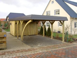 Einzel-Carport aus Holz + Bogenpfosten einseitig + Abstellkammer (Geräteraum/Schuppen) + Schindelblende anthrazitgrau - BRANDL