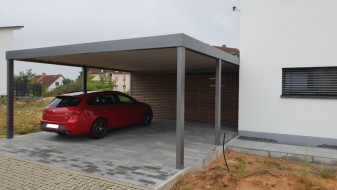 Carport aus Stahl mit Geräteraum (Abstellkammer) hinten integriert - BRANDL