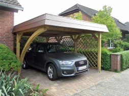 Einzel-Carport aus Holz Massanfertigung Bogenpfosten einseitig Rankgitter Schindelblende braun - BRANDL