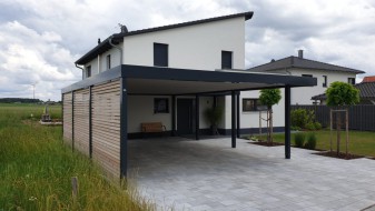 Doppel-Carport aus Stahl + Anbau-Carport seitlich als Hauseingangsüberdachung - BRANDL