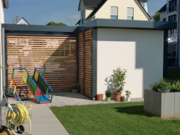 Doppel-Carport mit Hauseingangsüberdachung und Geräteraum hinten - BRANDL