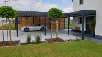 Doppel-Carport aus Stahl + Anbau-Carport seitlich als Hauseingangsüberdachung - BRANDL