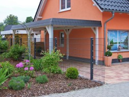 Einzel-Carport aus Holz mit Flachdach und Schindelblende in anthrazitgrau - BRANDL