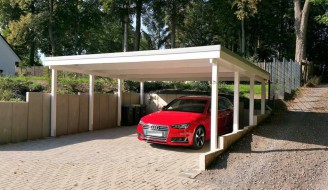 Doppel-Carport aus Holz mit Flachdach in Hang gebaut vor Stützmauer - BRANDL