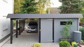Doppel-Carport aus Holz + Bogenpfosten einseitig + Abstellkammer (Geräteraum/Schuppen) + Schindelblende in anthrazitgrau - BRANDL