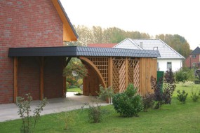Einzel-Carport aus Holz mit Bogenpfosten einseitig + Abstellkammer (Geräteraum/Schuppen) + Schindelblende in anthrazitgrau - BRANDL