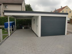 Einzelgarage mit Sektionaltor und Anbau-Carport - BRANDL