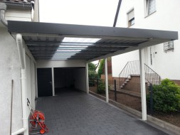STAHL-Einzelgarage mit Sektionaltor + Geräteraum hinten integriert + Carport-Anbau vorne - BRANDL