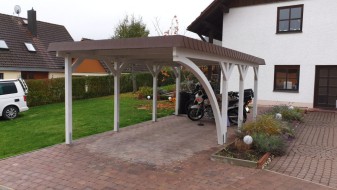 Einzel-Carport aus Holz mit Schindelblende und Bogenpfosten einseitig - BRANDL