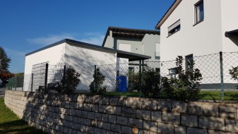Einzelgarage aus Stahl mit Sektionaltor + Anbau-Carport links daneben - BRANDL