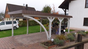 Einzel-Carport aus Holz mit Schindelblende und Bogenpfosten einseitig - BRANDL