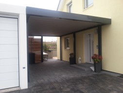 BETON-Einzelgarage mit Sektionaltor + STAHL-Einzel-Carport - BRANDL