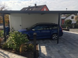 Einzelgarage aus Stahl mit Sektionaltor + Anbau-Carport links daneben - BRANDL