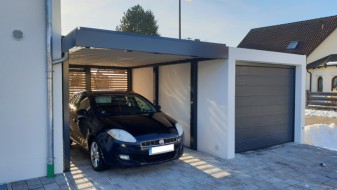 Einzel-Carport aus Stahl mit Wandelementen und Schiebetor hinten - BRANDL