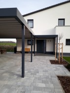 Doppel-Carport aus Stahl + Anbau-Carport seitlich als Hauseingangsüberdachung - BRANDL