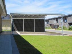 Carport mit Geräteraum daneben