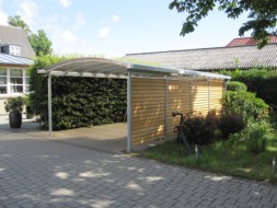 Carport mit Holzwand