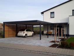 Doppel-Carport aus Stahl + Anbau-Carport seitlich als Hauseingangsüberdachung - BRANDL