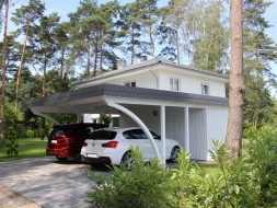 Doppel-Carport aus Holz + Bogenpfosten beidseitig + Abstellkammer (Geräteraum/Schuppen) + Schindelblende in anthrazitgrau - BRANDL
