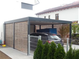 Doppel-Carport aus Stahl – mit Wandelementen offene Holzlattung - BRANDL