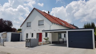 Einzelgarage mit Sektionaltor und Anbau-Carport aus Stahl - BRANDL