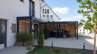 Einzel-Carport aus Stahl mit Hauseingangsüberdachung - BRANDL