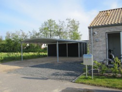 Carport mit Mehrzweckraum hinten