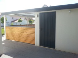 STAHL-Einzelgarage mit Sektionaltor und Anbau-Carport hinten als Holzliege - BRANDL