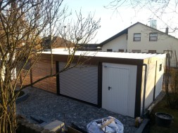 Doppel-Carport aus Stahl – mit Geräteraum (Abstellkammer) hinten integriert - BRANDL