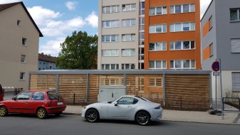 Carport-Reihenanlage mit Mülltonneneinhausung (Geräteraum) und Fahrradraum integriert - BRANDL