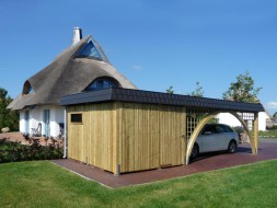 Einzel-Carport aus Holz mit Rundbogen + Abstellkammer (Geräteraum/Schuppen) + Schindelblende in anthrazitgrau - BRANDL