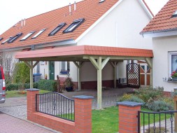 Doppel-Carport aus Holz - Massanfertigung + Schindelblende in ziegelrot - zwischen-Gebäuden - BRANDL