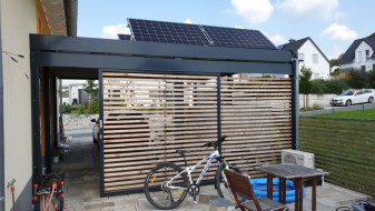 Doppel-Carport aus Stahl + Geräteraum + Sichtschutzwand - BRANDL