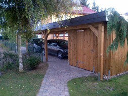 Carport aus Holz mit Flachdach (Massanfertigung) + Abstellkammer (Geräteraum) + Schindelblende in anthrazitgrau - BRANDL