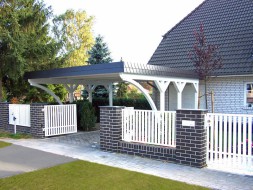 Doppel-Carport aus Holz mit Bogenpfosten beidseitig + Freisitz + Schindelblende in anthrazitgrau - BRANDL