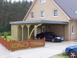 Doppel-Carport aus Holz mit Bogenpfosten einseitig + Abstellkammer (Geräteraum/Schuppen) + Schindelblende in anthrazitgrau - BRANDL