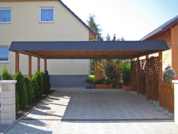 Doppel-Carport aus Holz mit Flachdach + Schindelblende in anthrazitgrau - BRANDL