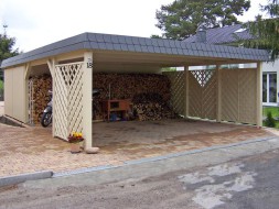 Doppel-Carport aus Holz (Massanfertigung) + Abstellkammer (Geräteraum) + Schindelblende in anthrazitgrau + Dichtzaun diagonal - BRANDL