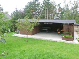 Doppel-Carport aus Holz (Massanfertigung) + Abstellkammer (Geräteraum/Schuppen) Freisitz + Schindelblende anthrazitgrau - BRANDL