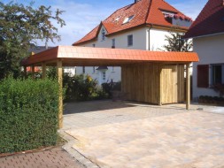Doppel-Carport aus Holz (Massanfertigung) + Abstellkammer (Geräteraum) daneben + Schindelblende in ziegelrot - BRANDL