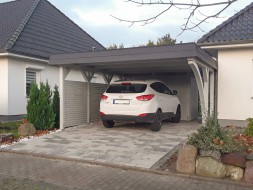 Einzel-Carport aus Holz + Bogenpfosten einseitig + Abstellkammer (Geräteraum/Schuppen) + Schindelblende in anthrazitgrau - BRANDL