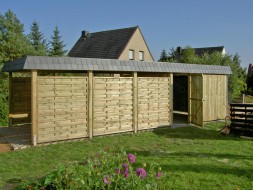 Einzel-Carport aus Holz mit Flachdach + Abstellkammer (Geräteraum) + Schindelblende in anthrazitgrau + Dichtzaun-waagerecht - BRANDL