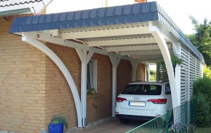 Einzel-Carport aus Holz mit Flachdach und Rundbogen - Wandelemente: offene Holzlattung + Schindelblende anthrazitgrau - BRANDL