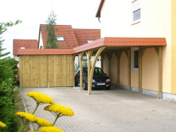 Einzel-Carport aus Holz Massanfertigung + Abstellkamer (Geräteraum) daneben + Schindelblende ziegelrot - BRANDL