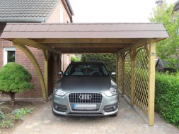 Einzel-Carport aus Holz Massanfertigung Bogenpfosten einseitig Rankgitter Schindelblende braun - BRANDL