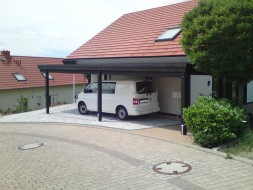 Einzel-Carport aus Holz - Massanfertigung + Holzblende mit Bodengefälle für Transporter (Wohnwagen/Wohnmobil/Caravan) - BRANDL