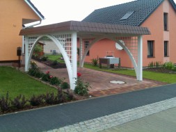 Einzel-Carport aus Holz mit Rundbogen beidseitig + Rankgitter + Schindelblende in braun - BRANDL