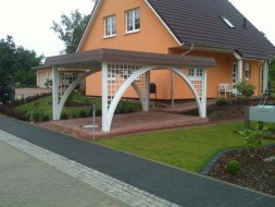 Einzel-Carport aus Holz mit Rundbogen beidseitig + Rankgitter + Schindelblende in braun - BRANDL