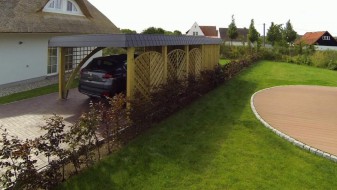 Einzel-Carport aus Holz mit Rundbogen einseitig + Abstellkammer (Geräteraum/Schuppen) + Schindelblende in anthrazitgrau - BRANDL