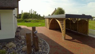 Einzel-Carport aus Holz mit Rundbogen einseitig + Abstellkammer (Geräteraum/Schuppen) + Schindelblende in anthrazitgrau - BRANDL
